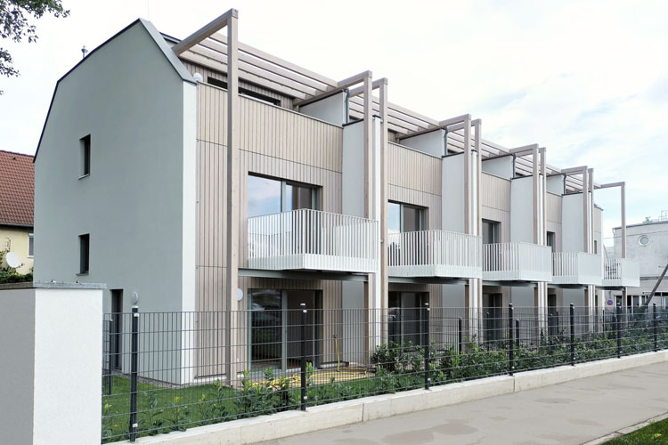 Fertigstellung. Reihenhausprojekt 1220 Wien, Lieblgasse, Dezember, 2021, Ansicht von vorne – LCB Planung GmbH.